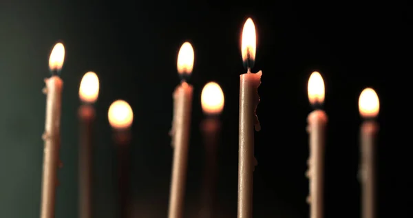 Velas Arder Num Altar Igreja Queimar Velas Fundo Embaçado — Fotografia de Stock