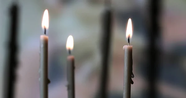 Velas Arder Num Altar Igreja Queimar Velas Fundo Embaçado — Fotografia de Stock