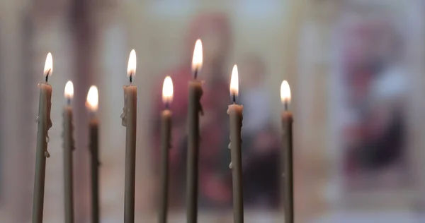 Velas Arder Num Altar Igreja Queimar Velas Fundo Embaçado — Fotografia de Stock