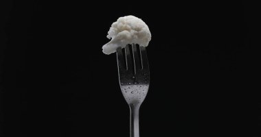 Siyah arka plana karşı çatallı lahana.