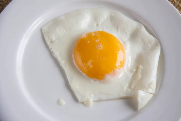 Κάτοψη Λευκού Πιάτου Τηγανητό Αυγό — Φωτογραφία Αρχείου