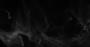 Sigara arkaplanı. Beyaz duman siyah arkaplan üzerinde uzayda yüzüyor