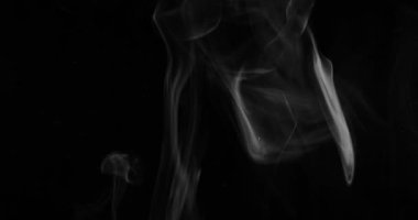 Sigara arkaplanı. Beyaz duman siyah arkaplan üzerinde uzayda yüzüyor