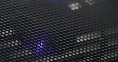Mavi LED ışığı olan bilgisayar soğutucusu. Bilgisayarın içindeki fan