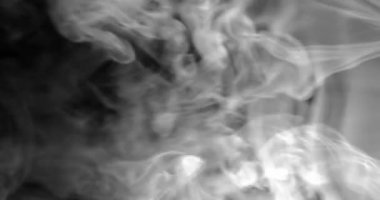 Sigara arkaplanı. Beyaz duman siyah arkaplan üzerinde uzayda yüzüyor