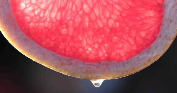 Detailní Kapky Šťávy Tekoucí Skle Grapefruitu Nebo Červené Pomeranče — Stock fotografie