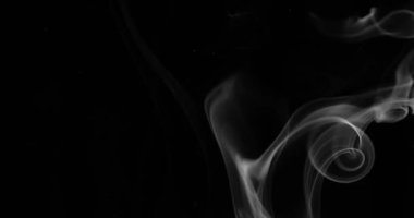 Beyaz duman siyah arkaplan üzerinde uzayda yüzüyor