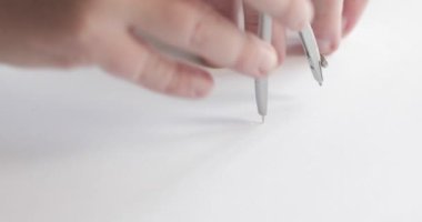 Kağıt üzerinde pusula ile çember çiziliyor