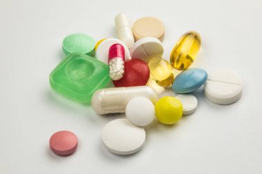 Beyaz arka planda çok renkli tabletler. Sağlık hizmeti kavramı