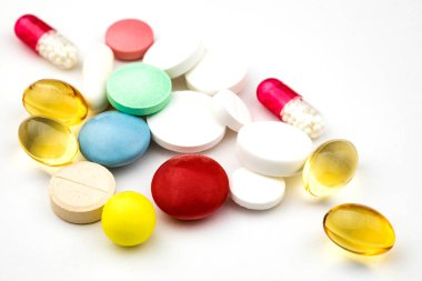Beyaz arka planda çok renkli tabletler. Sağlık hizmeti kavramı
