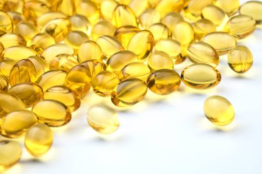 Arka plan olarak bir grup balık yağı kapsülü