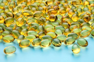 Arka plan olarak bir grup balık yağı kapsülü