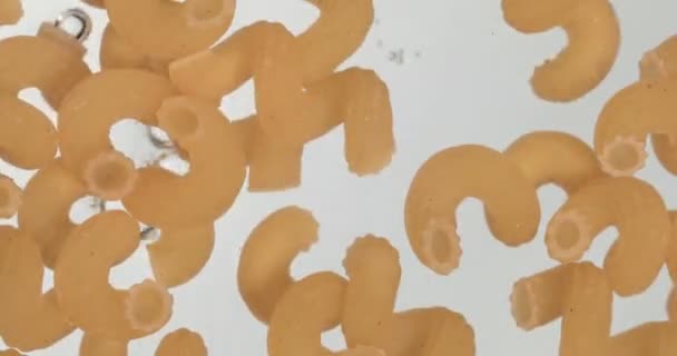 Lanciare Mano Gli Spaghetti Una Ciotola Vetro Vista Dal Basso — Video Stock