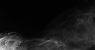 Beyaz duman siyah bir arkaplan üzerinde uzayda yüzüyor.