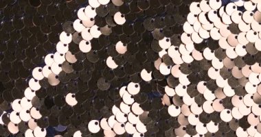 Arka planda altın ve gümüş pullar parıltılı ışık oyunu.