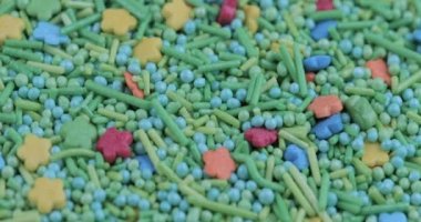 Şekerleme arka planda. Çeşitli renkli çikolata şekerleri.