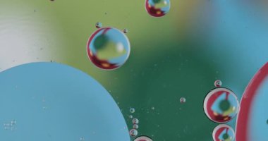 Hareket eden oksijen kabarcıkları bir sıvının içinde. Makrodaki suyun güzel yapısı doğal bir arka plan.