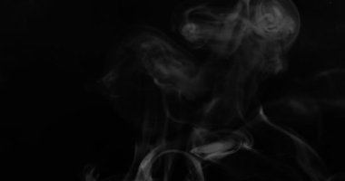 Beyaz duman siyah bir arkaplan üzerinde uzayda yüzüyor.