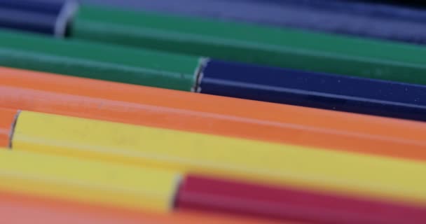 明るい色の鉛筆は自分自身の周りを回転 — ストック動画