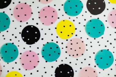 Açık arkaplanda yukarıdan renkli noktalar görünümü