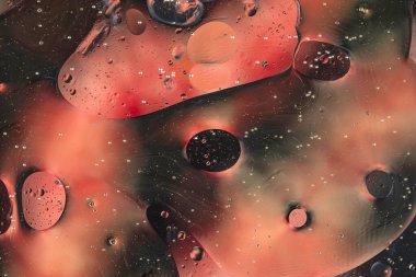 Su üzerindeki yağ baloncukları cam tankta soyut biçimdedir.