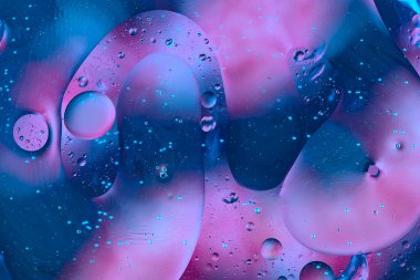 Su üzerindeki yağ baloncukları cam tankta soyut biçimdedir.