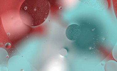 Su üzerindeki yağ baloncukları cam tankta soyut biçimdedir.