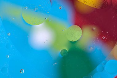 Su üzerindeki yağ baloncukları cam tankta soyut biçimdedir.