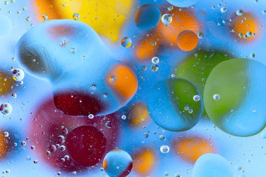 Su üzerindeki yağ baloncukları cam tankta soyut biçimdedir.