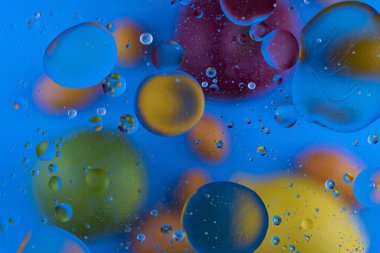 Su üzerindeki yağ baloncukları cam tankta soyut biçimdedir.