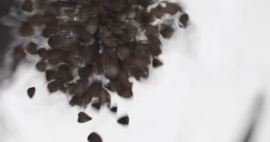 Cam masaya bir sürü karabuğday yağıyor.