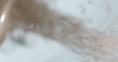 Pirinç, parlak beyaz arka planda, camın üstüne düşer.