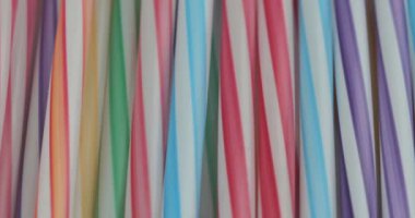 Çok renkli plastik kokteyl pipetlerinin döndürülmesi