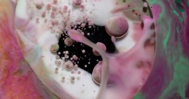 Sıvı boya sıçrama ve girdapla karıştırılmış sanat eserleri.