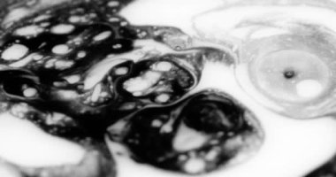 Sıvı boya sıçrama ve girdapla karıştırılmış sanat eserleri.