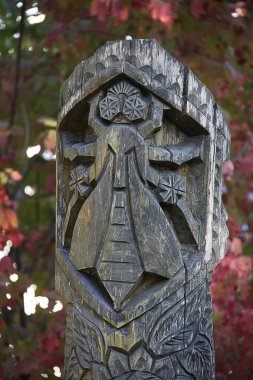 Tahtadan yapılmış sineklerin efendisinin heykeli.