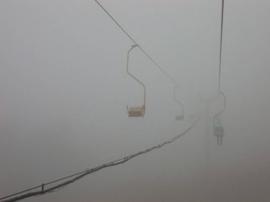 Sisli bir dağda kablo yayını..