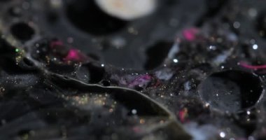 Sıvı boya sıçrama ve girdapla karıştırılmış sanat eserleri.