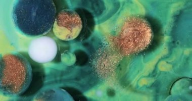 Renk sıvısı boyalar hareket ediyor ve karıştırıyor