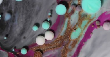 Renk sıvısı boyalar hareket ediyor ve karıştırıyor