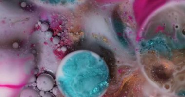 Sıvı boya sıçrama ve girdapla karıştırılmış sanat eserleri.