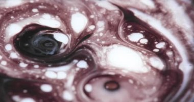 Sıvı boya sıçrama ve girdapla karıştırılmış sanat eserleri.