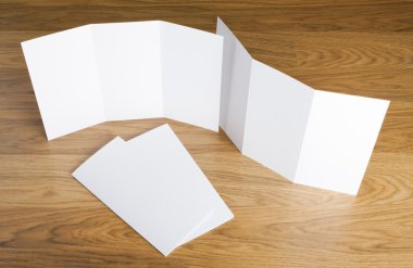 Boş beyaz katlama kağıt afiş