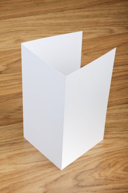 Boş beyaz katlama kağıt afiş