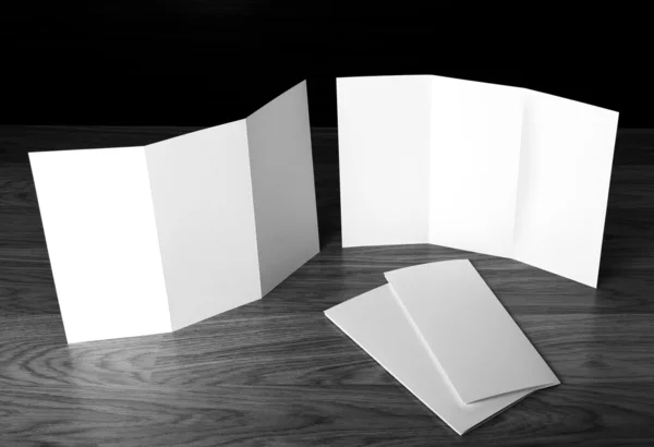 Folheto de papel dobrável branco em branco — Fotografia de Stock