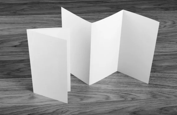 木製の背景の空白の折り畳みページの小冊子 — ストック写真