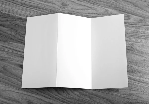 Libretto pagina pieghevole bianco su sfondo di legno — Foto Stock