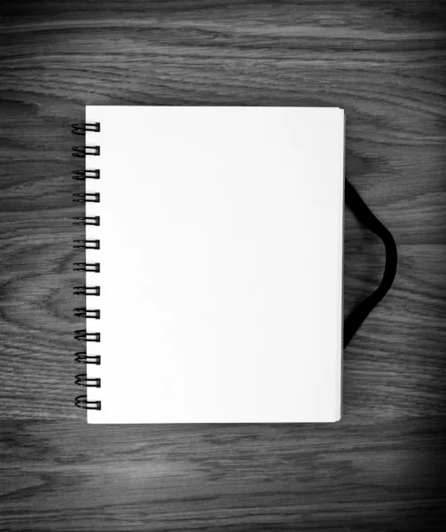 クリッピング パスと木製の背景の空白のスパイラル ノート. — ストック写真