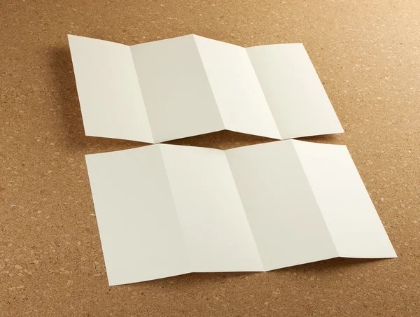 Boş beyaz katlama kağıt afiş — Stok fotoğraf