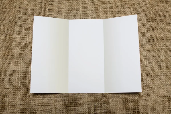 Folheto de papel dobrável branco em branco — Fotografia de Stock